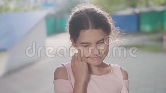 城市环境中的小女孩对着镜头微笑慢镜头视频生活方式视频的预览图