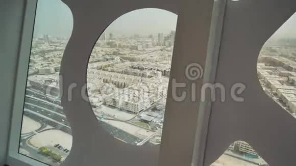全景的迪拜城市通过原始和不寻常的设计窗户在运动中射击迪拜框架视频的预览图