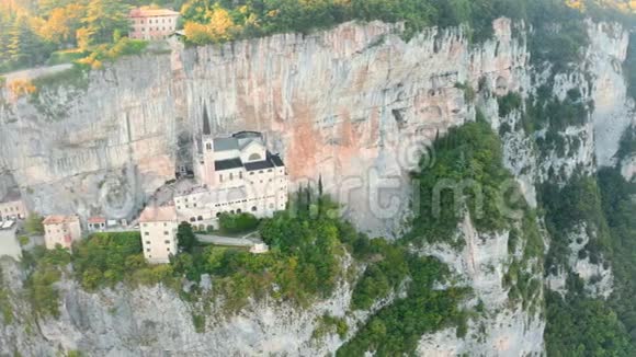 意大利麦当娜黛拉柯罗娜保护区的空中全景建于岩石中的教堂视频的预览图