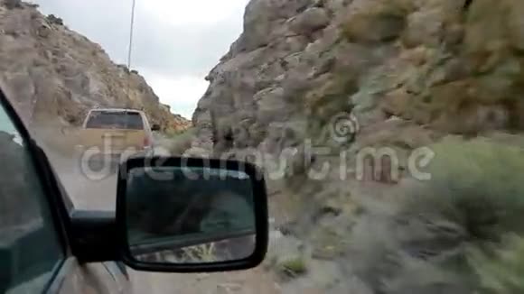 卡车在峡谷里行驶视频的预览图