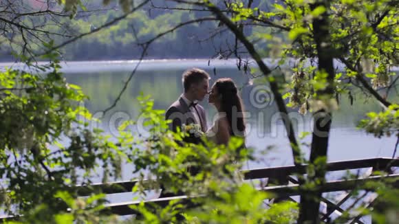新婚夫妇在河码头接吻视频的预览图