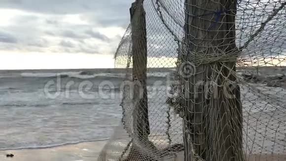挂在海边的老渔网视频的预览图