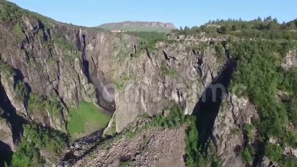 壮观的山顶4k空中无人机观景瀑布流在石岩山崖之间阳光明媚的景观视频的预览图