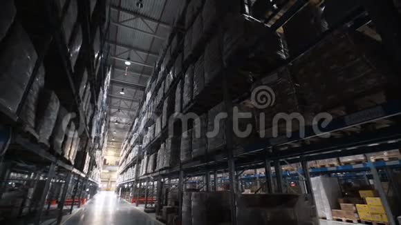 仓库大型物流商业结构室内视频的预览图