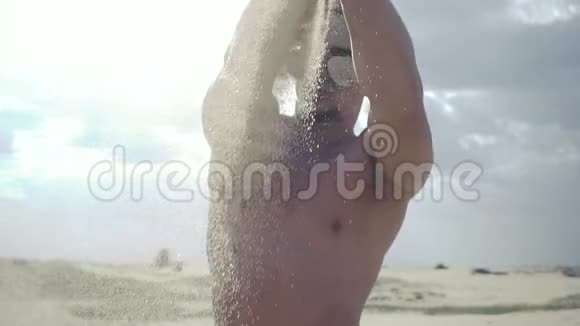 人把沙子从他的手指里倒出来视频的预览图