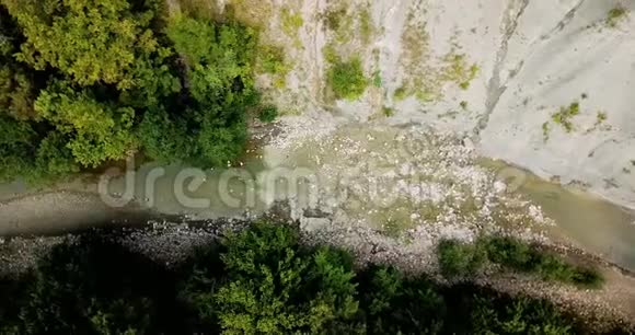 从高空俯瞰沿着荒野的瀑布沿着悬崖的河流视频的预览图
