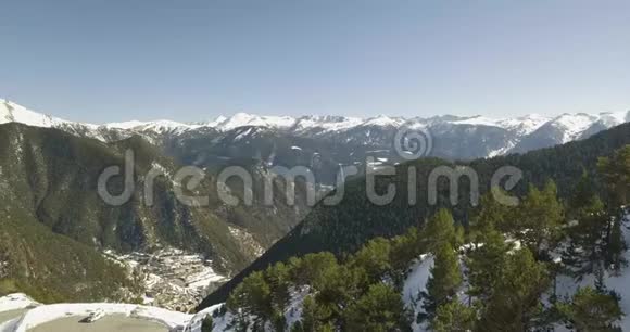 安道尔拉维拉公国滑雪场顶部的美景视频的预览图