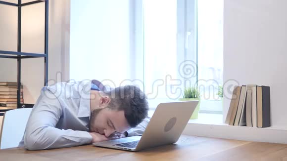 疲惫的年轻人睡在沃克视频的预览图