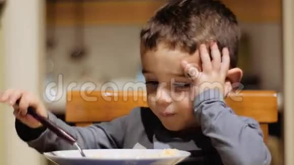 小男孩在吃汤视频的预览图