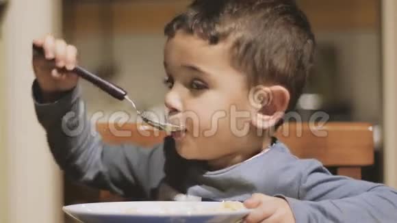 小男孩在吃汤视频的预览图