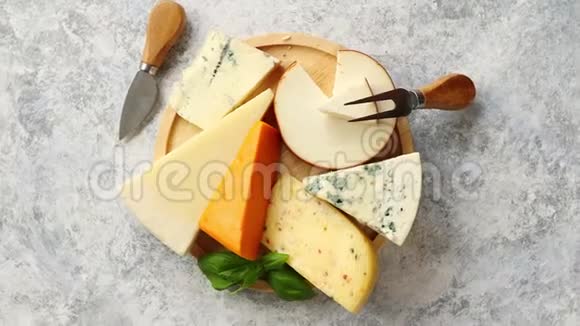 在乡村木板上提供各种奶酪视频的预览图