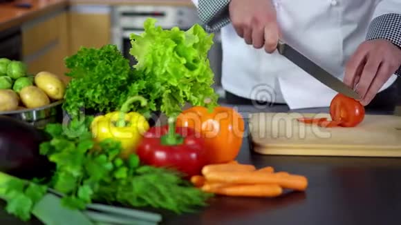 厨师在厨房上切番茄视频的预览图