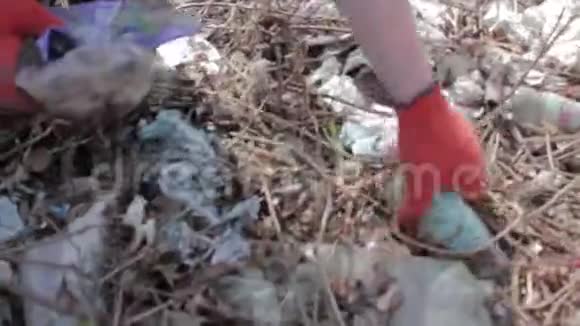 友好的生态学家在公园清理垃圾视频的预览图