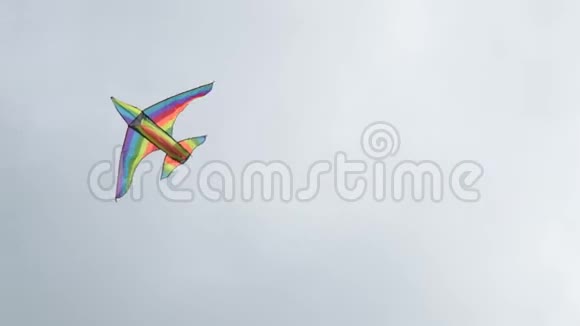 彩虹风筝在多云的天空中飞翔视频的预览图