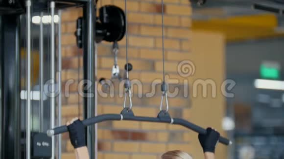健身俱乐部女性在健身房锻炼双手视频的预览图