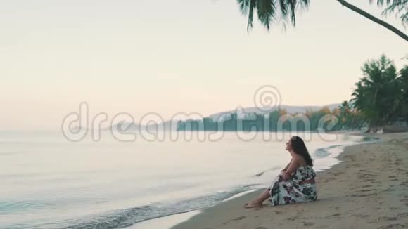 坐在海边的快乐女孩视频的预览图