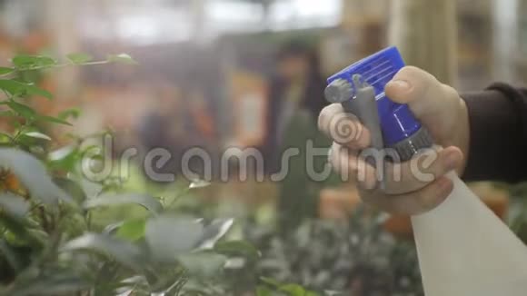 人用粉碎机喷洒绿房花水视频的预览图