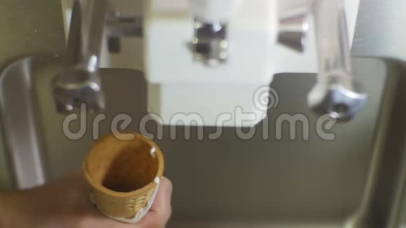 上景男子在华夫饼筒中享用美味的香草冰淇淋视频的预览图