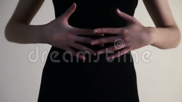 一位年轻女子用手指抚摸她的腹部视频的预览图