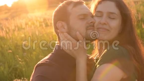 美丽浪漫的情侣拥抱在花园里散步3年轻人把脸贴到朋友面前视频的预览图