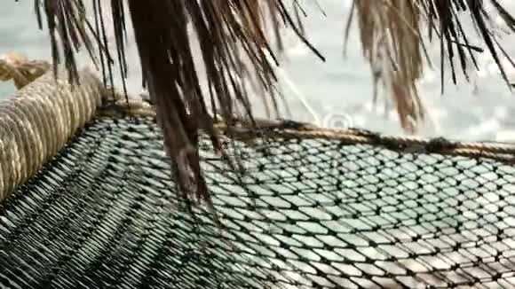 靠近浪漫舒适的空吊床背景是热带海洋去天堂度假去海边旅行视频的预览图