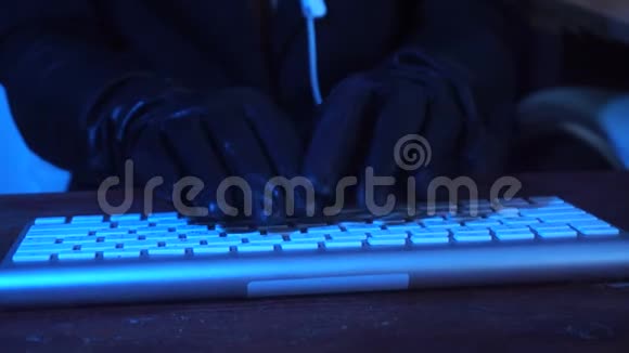 穿黑色皮夹克的女人在键盘上视频的预览图