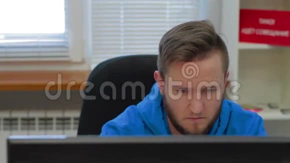 程序员在电脑屏幕上工作视频的预览图
