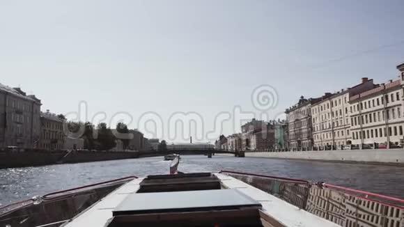 沿着圣彼得堡的河流和运河进行水上游览视频的预览图
