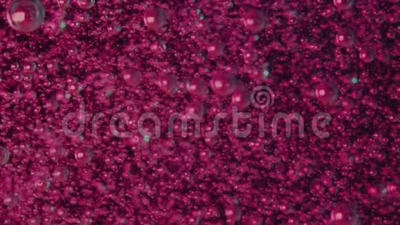 在紫罗兰色背景下小的透明气泡在液体下上升摘要视频的预览图