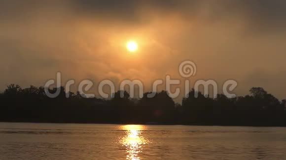 金色的日落在德尼伯河岸与金色的阳光小径在夏天视频的预览图