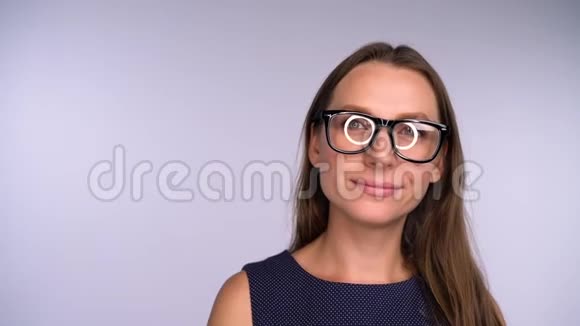 年轻的商务女性戴着眼镜看着镜头高兴圆形的眩光反映在眼镜上视频的预览图