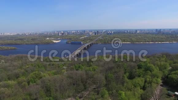 基辅大城市河流和公园的城市景观视频的预览图