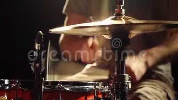 匿名鼓手在黑暗的舞台上敲鼓在Snare上合上鼓槌嗨哈视频的预览图