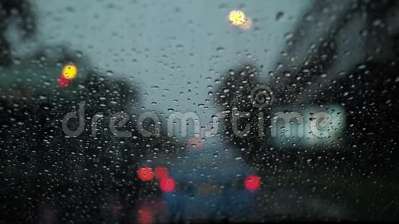 晚上交通堵塞时在城市里下雨视频的预览图