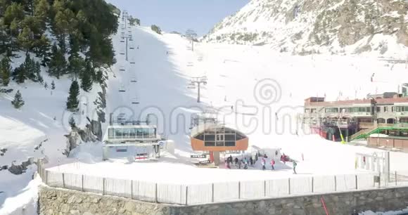 安道尔拉维拉公国滑雪场顶部的美景视频的预览图
