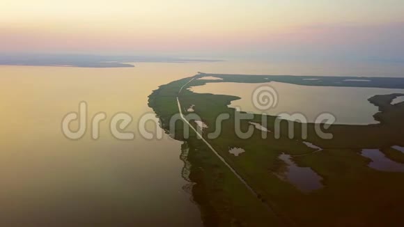 位于多瑙河三角洲南部日落时的RazimSinoe泻湖视频的预览图