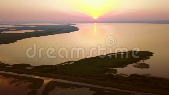 位于多瑙河三角洲南部日落时的RazimSinoe泻湖视频的预览图