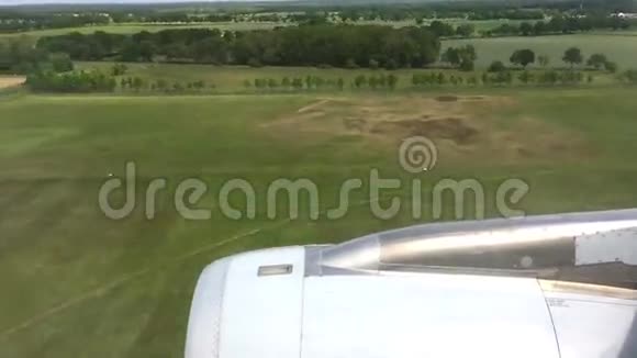 在机场降落时从飞机上看到涡轮视频的预览图