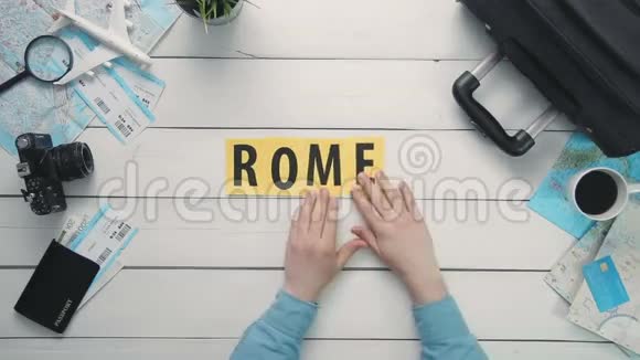 最高视野时间流逝的双手躺在白色桌字罗马装饰旅游项目视频的预览图