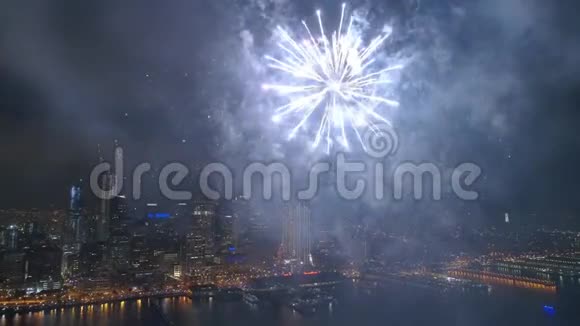 绚丽多彩的灯光明亮的烟花在黑暗的夜空中爆炸在旧金山上空4k空中视频的预览图