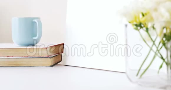 书架空白板花瓶茶杯和台灯视频的预览图