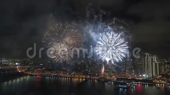 4k鸟瞰绚丽多彩的灯光明亮的烟花在旧金山上空的夜空中爆炸得美丽视频的预览图