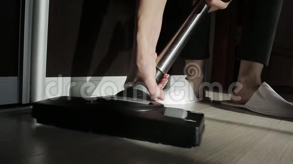 一个女人在打扫房子的时候更换吸尘器上的喷嘴视频的预览图
