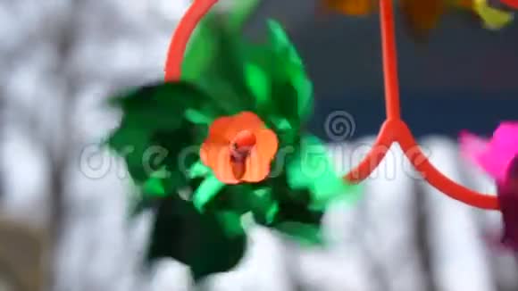 绿色玩具风车正随风旋转视频的预览图