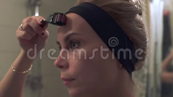 年轻女性使用真皮滚筒进行微针治疗面部视频的预览图