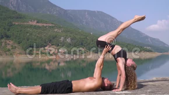 一对夫妇在户外度假做瑜伽运动视频的预览图