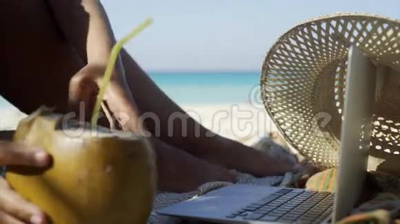 在沙滩上工作的女人视频的预览图