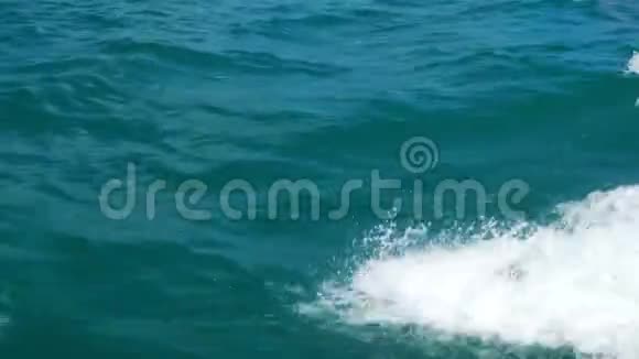 从小船上溅出的水泰国克拉比视频的预览图