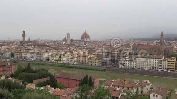 佛罗伦萨历史中心景观雾蒙蒙的九月天意大利视频的预览图
