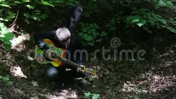 凶残的胡子音乐家在森林和深坑里抽烟他要弹吉他视频的预览图